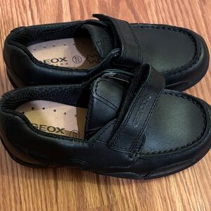 NWOT 9T EU 26 Geox respira Kids Black Dress Shoes